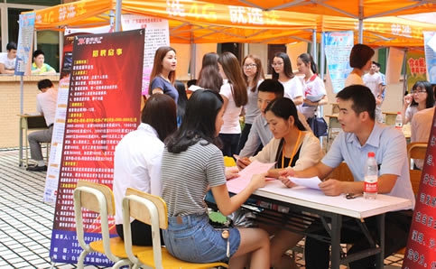 热烈祝贺2019年夏季大型毕业生就业实习招聘会成功举办