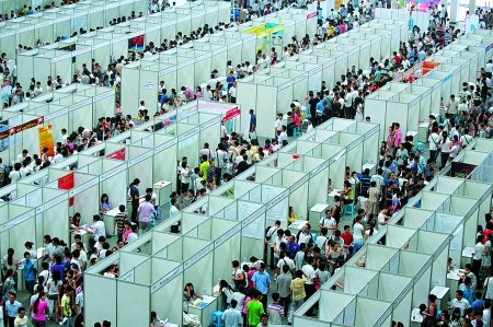 昨天新 泰州人才市场举办了复合型人才招聘会吸引不少用人单位参加